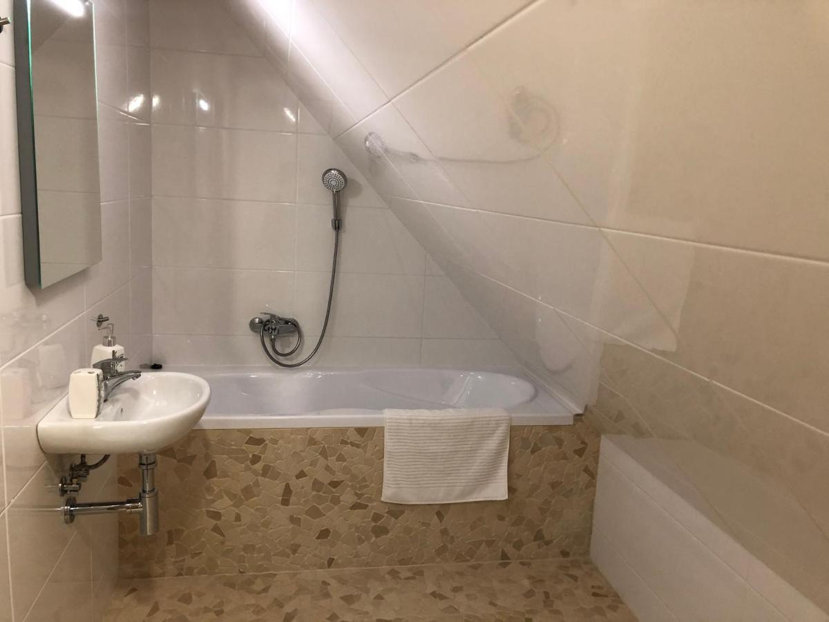 A Restaurace V Zatisi Apartment